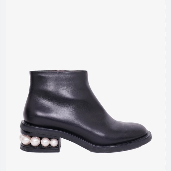 Nicholas Kirkwood Shoes - NICHOLAS KIRKWOOD BLACK
LEATHER 'CASATI' PEARL ANKLE
BOOTS SIZE 37